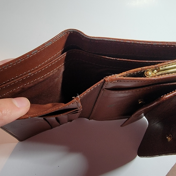 Etienne Aigner Vintage Leather Wallet - Picture 13 of 16